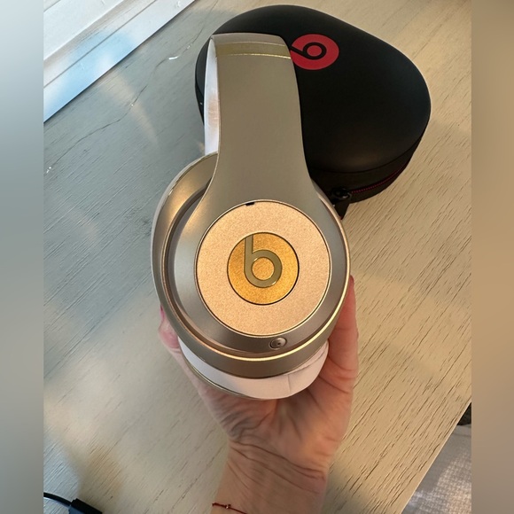 Beats Solo 3 Wireless Headphones - Gold - Picture 7 of 10